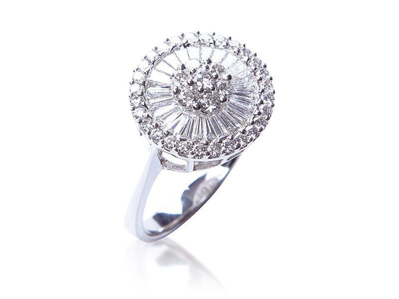 18ct White Gold ring with 1.20ct Diamonds.