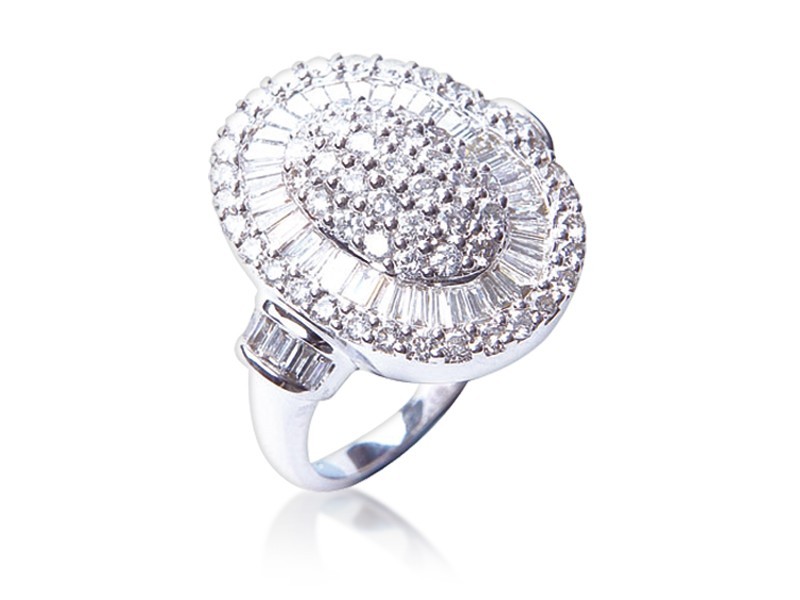 18ct White Gold ring with 2.10ct Diamonds.