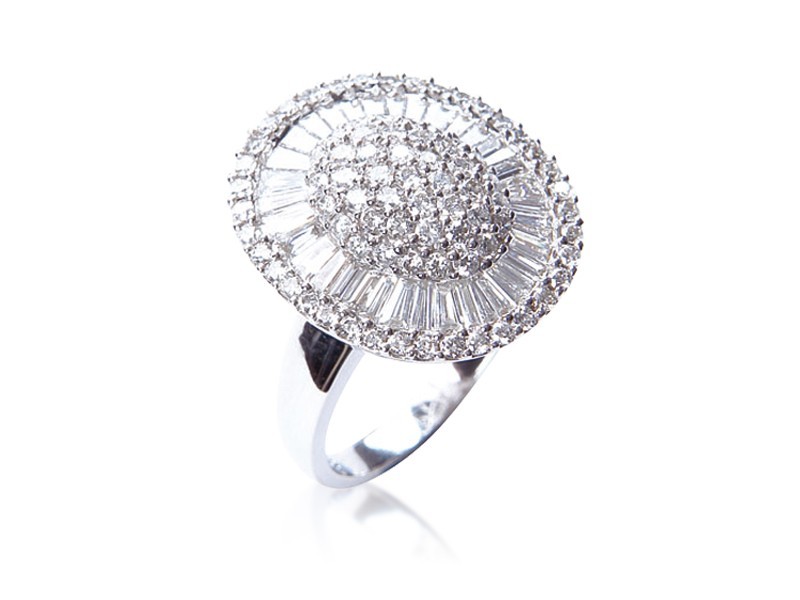 18ct White Gold ring with 2.00ct Diamonds.