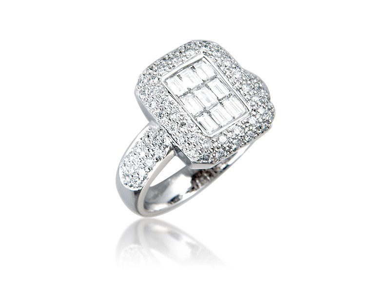 18ct White Gold ring with 1.10ct Diamonds.