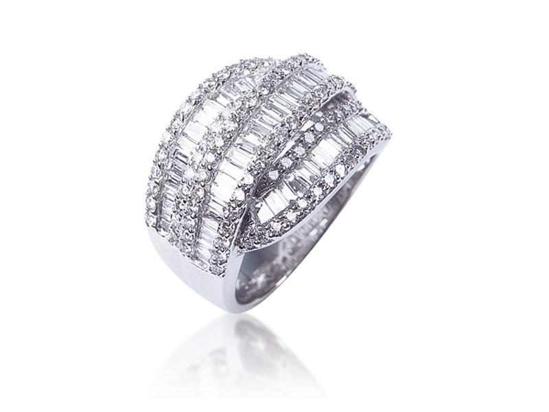 18ct White Gold ring with 1.90ct Diamonds.